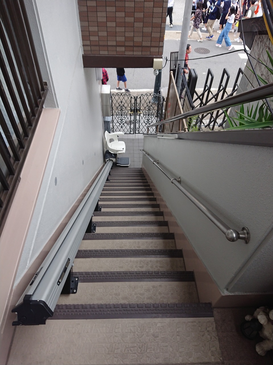 2階玄関への長い外階段